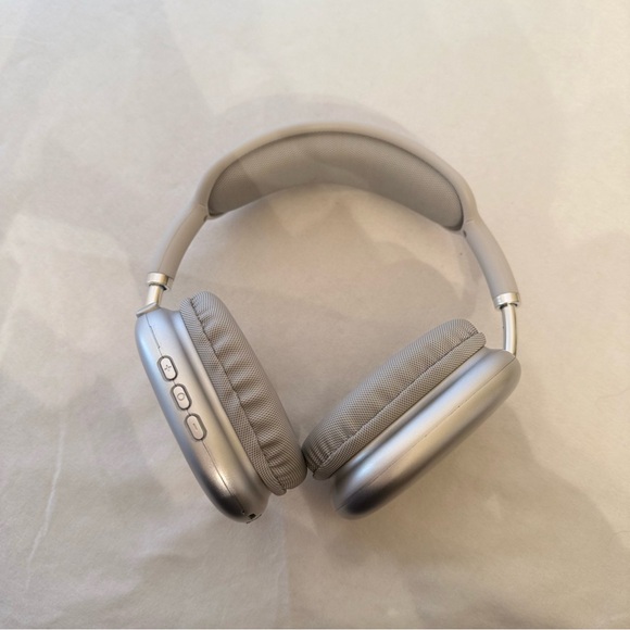 New without tags never used Sleek Over-Ear Headphones in Silver and White - Picture 5 of 9